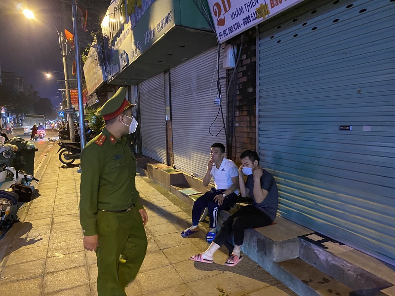 Hà Nội: Một số hàng quán vẫn hoạt động sau 21 giờ - Ảnh 8