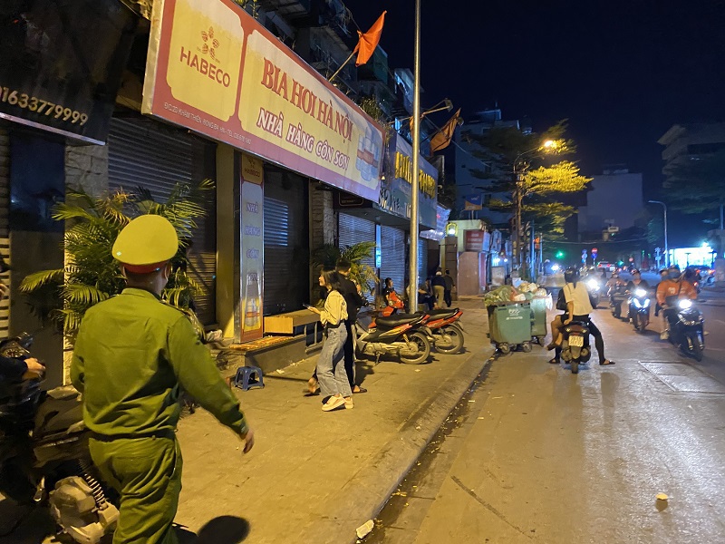 Hà Nội: Một số hàng quán vẫn hoạt động sau 21 giờ - Ảnh 7