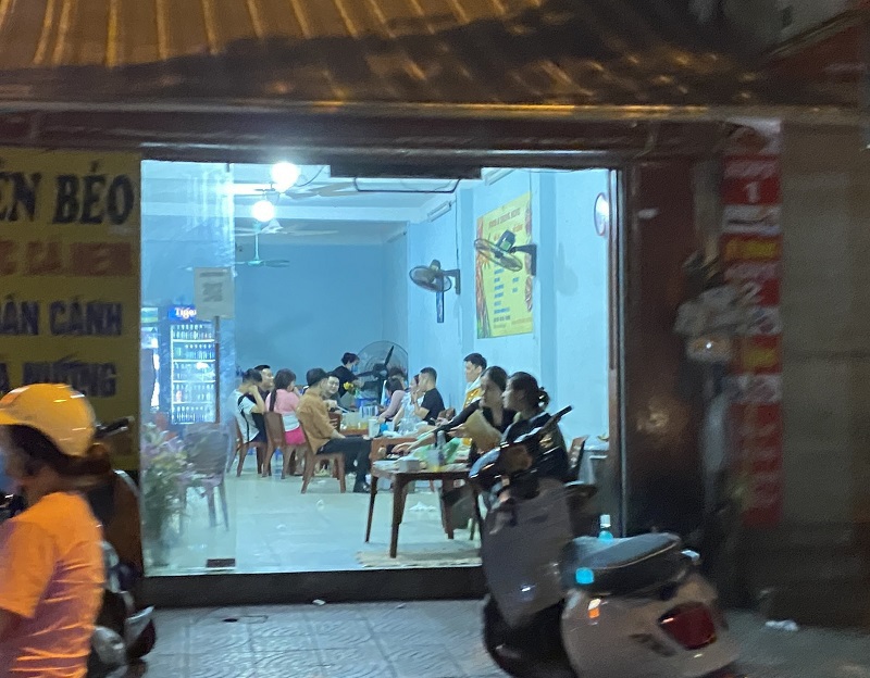 Hà Nội: Một số hàng quán vẫn hoạt động sau 21 giờ - Ảnh 3