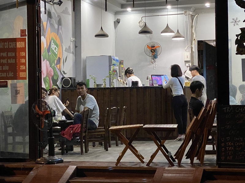 Hà Nội: Một số hàng quán vẫn hoạt động sau 21 giờ - Ảnh 4