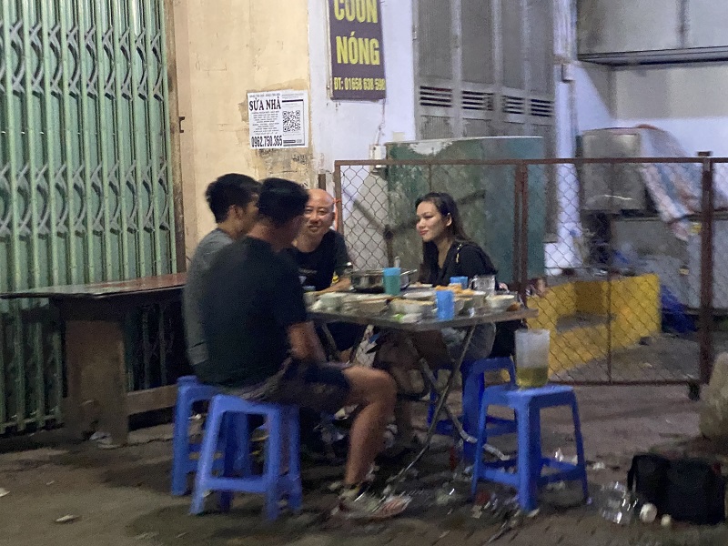 Hà Nội: Một số hàng quán vẫn hoạt động sau 21 giờ - Ảnh 5