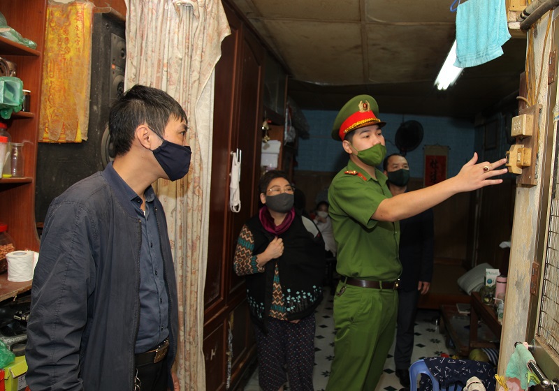 Quận Hoàn Kiếm: Đến tận nhà tặng bình cứu hoả, hướng dẫn phòng chống cháy nổ tại nhiều hộ dân - Ảnh 4
