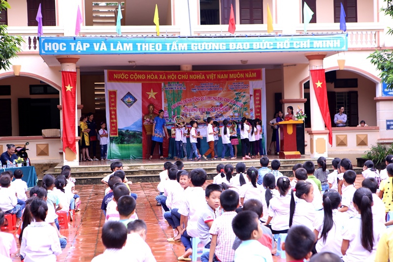 Mang yêu thương đến với học sinh trường Tiểu học Yên Bài A - Ảnh 1