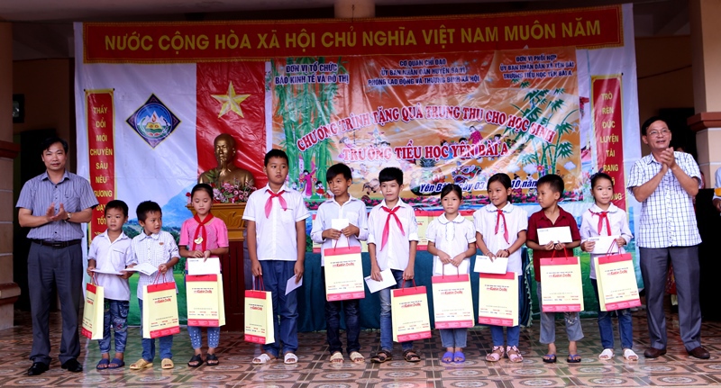 Mang yêu thương đến với học sinh trường Tiểu học Yên Bài A - Ảnh 2