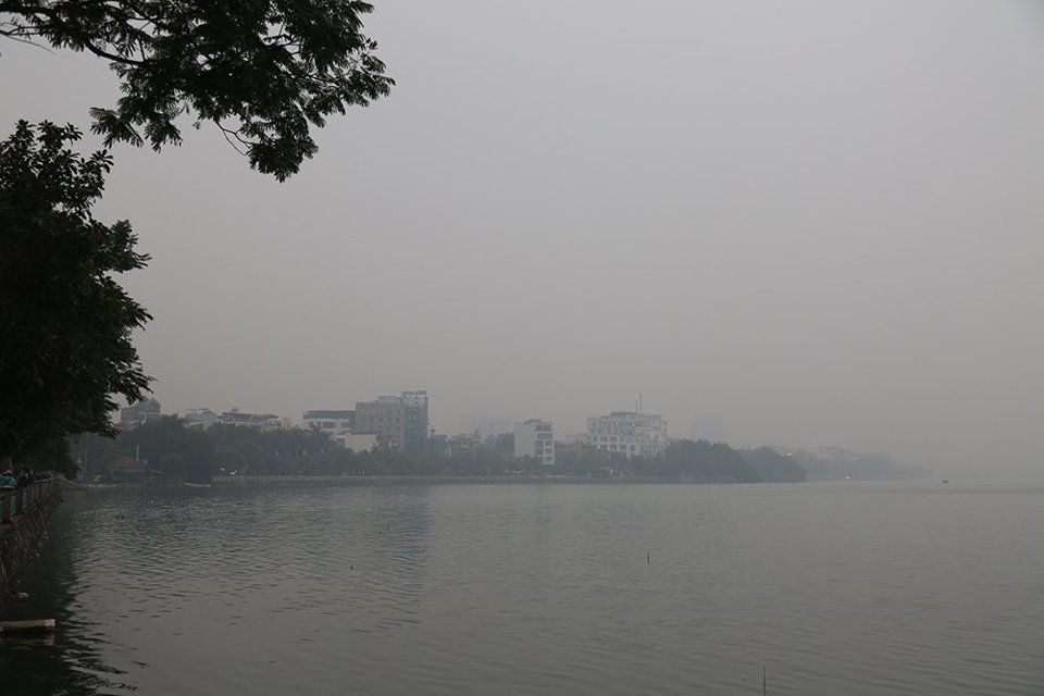 Ngày 16/11, chất lượng không khí tại Hà Nội tiếp tục diễn biến xấu - Ảnh 1