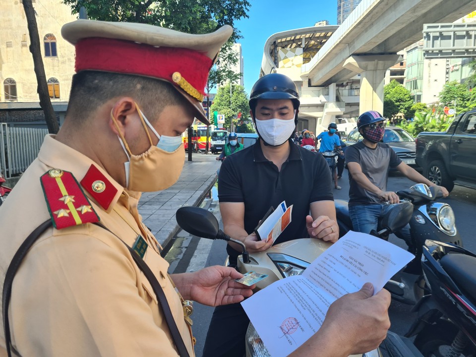 Hà Nội: Hơn 900 trường hợp vi phạm phòng chống dịch, nhiều người không có giấy đi đường - Ảnh 1