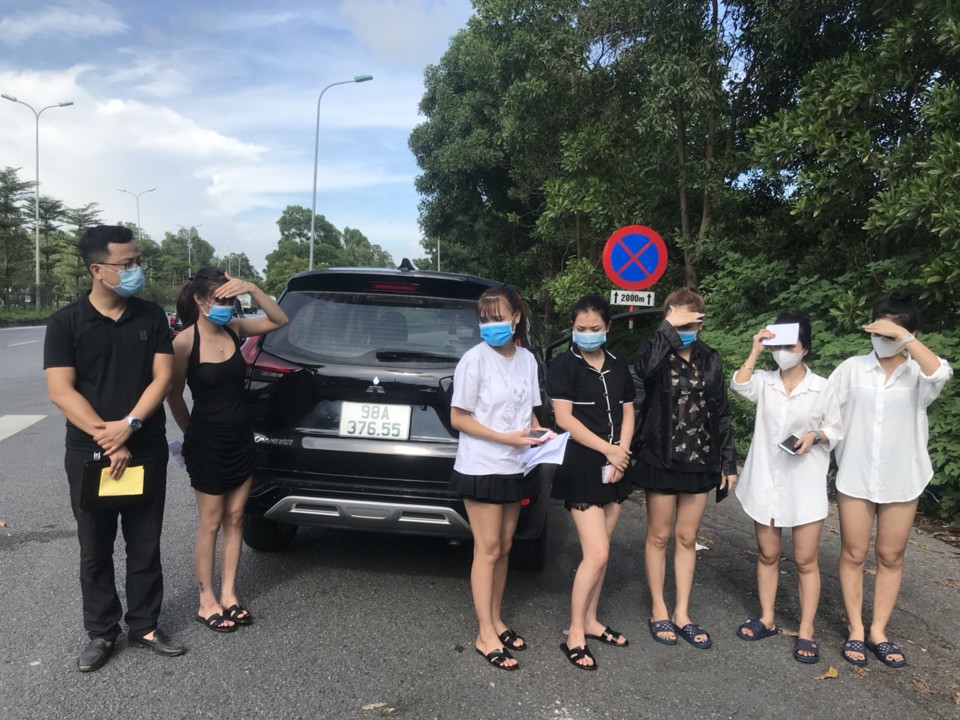 Hà Nội: Phát hiện ô tô chở 6 cô gái dùng giấy đi đường giả ở Sóc Sơn - Ảnh 1