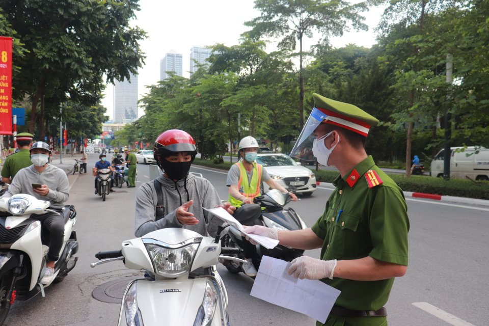 Hà Nội: 12 tổ Cơ động mạnh kiểm soát hơn 8.200 lượt người trong nội đô - Ảnh 1