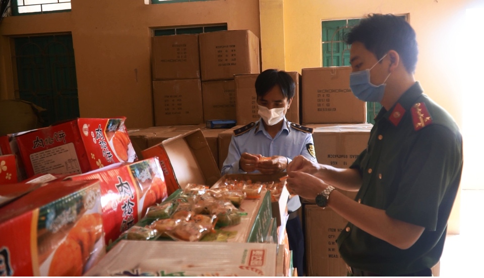 Hà Nội: "Đột kích" cơ sở kinh doanh ở La Phù, thu giữ hơn 11.000 bánh Trung thu không nguồn gốc - Ảnh 1