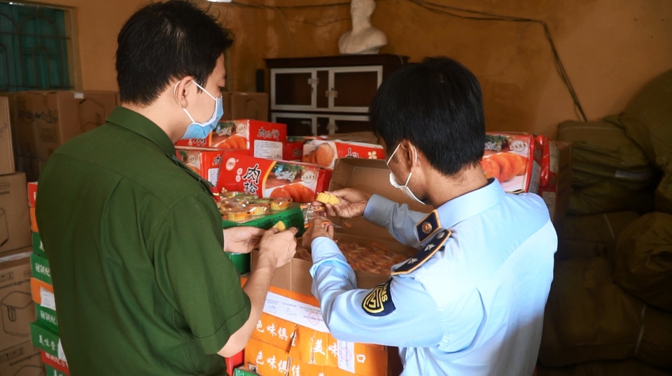 Hà Nội: "Đột kích" cơ sở kinh doanh ở La Phù, thu giữ hơn 11.000 bánh Trung thu không nguồn gốc - Ảnh 3