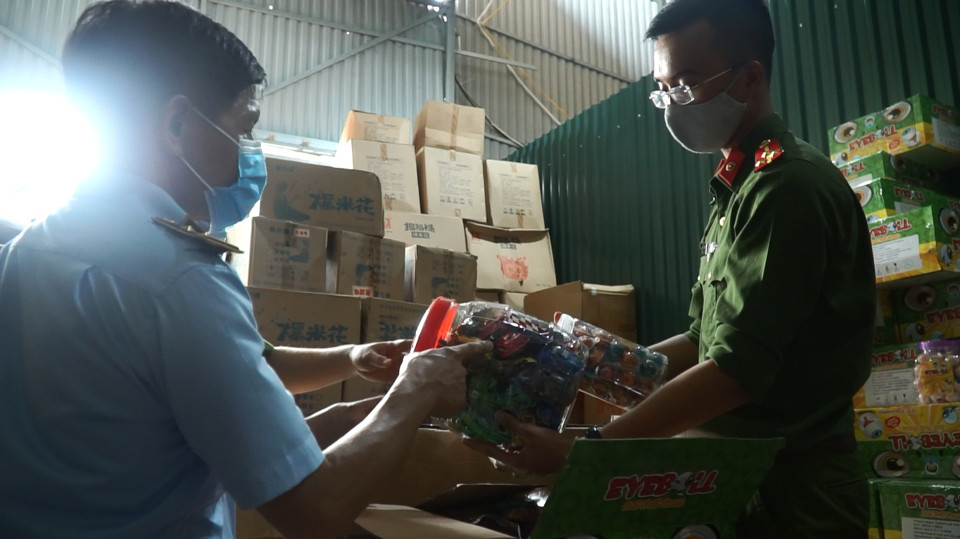 "Đột kích" kho hàng ở ngoại thành Hà Nội, thu giữ 1.000 thùng bánh kẹo lậu - Ảnh 1