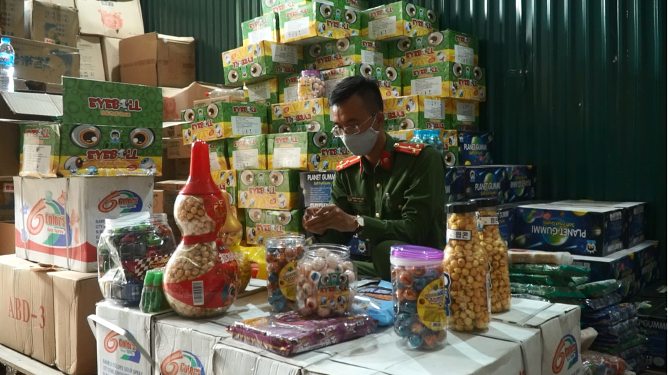 "Đột kích" kho hàng ở ngoại thành Hà Nội, thu giữ 1.000 thùng bánh kẹo lậu - Ảnh 2