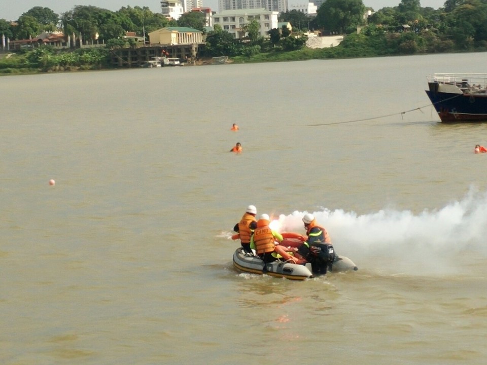 Diễn tập phương án xử lý vụ cháy tàu chở khách du lịch trên sông Hồng - Ảnh 4
