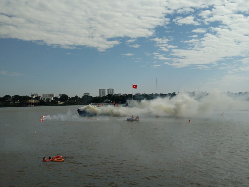 Diễn tập phương án xử lý vụ cháy tàu chở khách du lịch trên sông Hồng - Ảnh 1