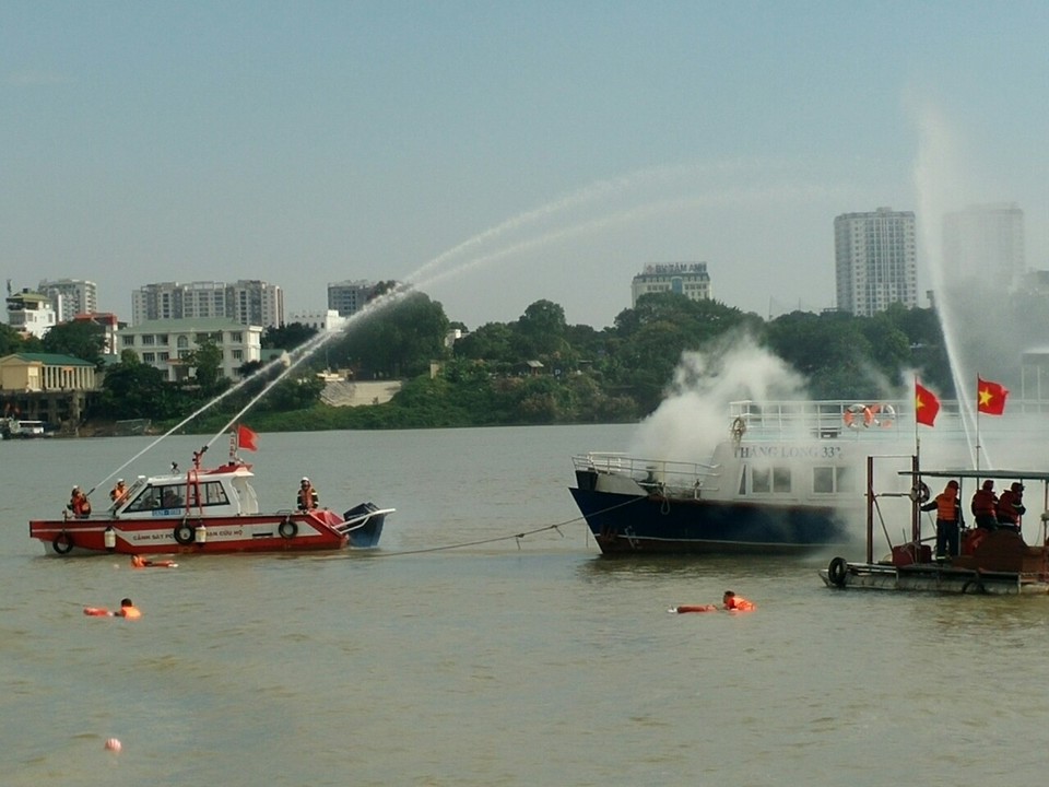 Diễn tập phương án xử lý vụ cháy tàu chở khách du lịch trên sông Hồng - Ảnh 3