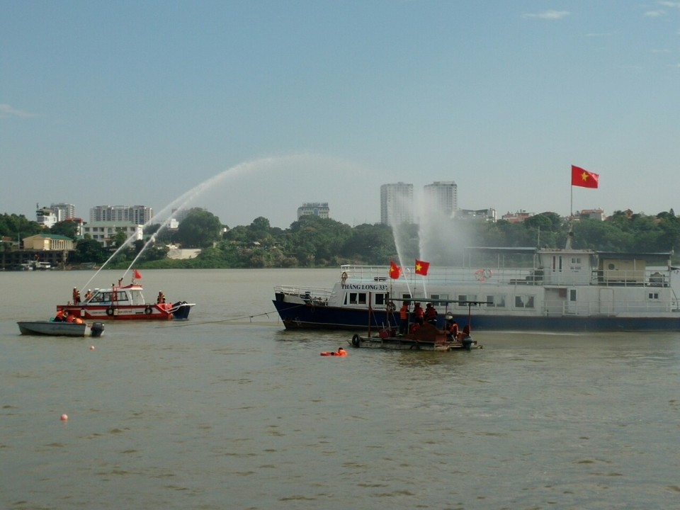 Diễn tập phương án xử lý vụ cháy tàu chở khách du lịch trên sông Hồng - Ảnh 5