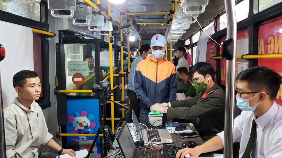 Hà Nội: Cấp căn cước công dân gắn chíp trên xe buýt lưu động - Ảnh 7