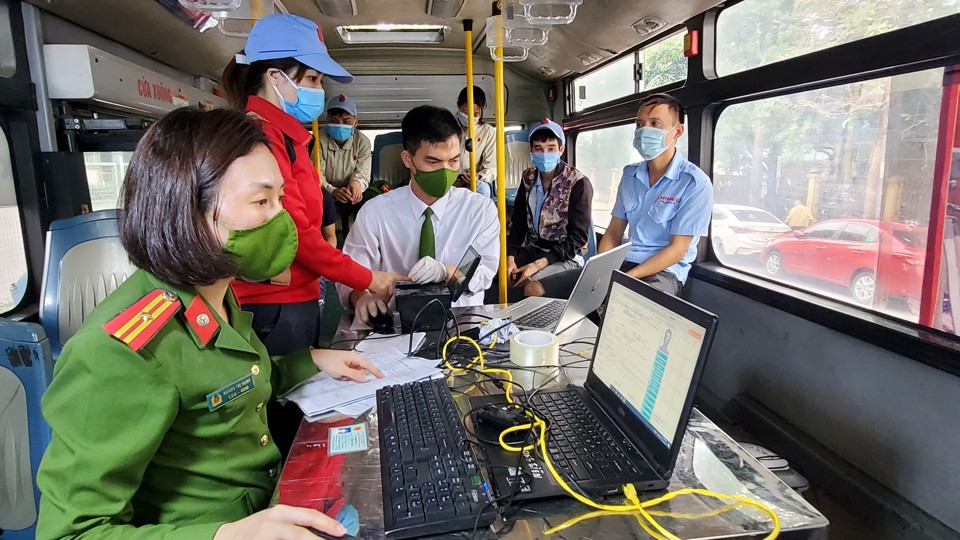 Hà Nội: Cấp căn cước công dân gắn chíp trên xe buýt lưu động - Ảnh 6