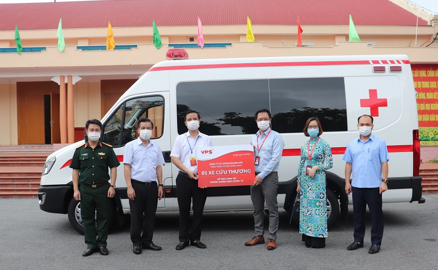Huyện Đông Anh tiếp nhận ủng hộ xe cứu thương vận chuyển bệnh nhân Covid-19 - Ảnh 1