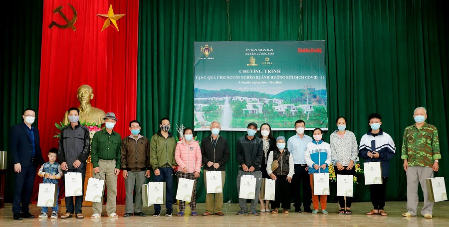 Báo Kinh tế & Đô thị phối hợp với Việt Mỹ Group tặng quà đồng bào nghèo tại huyện Lương Sơn (Hòa Bình) - Ảnh 4
