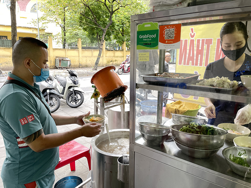 Quận Ba Đình: Cơ sở kinh doanh ăn uống tuân thủ quy định phòng dịch khi phục vụ tại chỗ - Ảnh 1