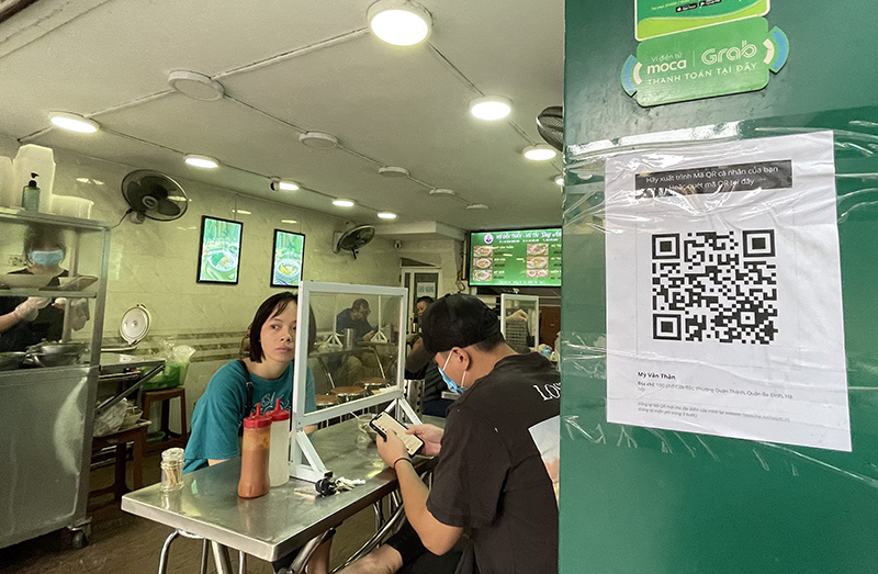 Quận Ba Đình: Cơ sở kinh doanh ăn uống tuân thủ quy định phòng dịch khi phục vụ tại chỗ - Ảnh 2