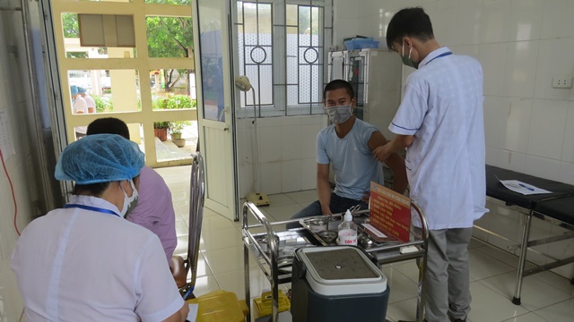 200 y, bác sỹ tỉnh Hòa Bình hỗ trợ huyện Phú Xuyên tăng tốc xét nghiệm, tiêm vaccine Covid-19 - Ảnh 3