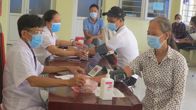 200 y, bác sỹ tỉnh Hòa Bình hỗ trợ huyện Phú Xuyên tăng tốc xét nghiệm, tiêm vaccine Covid-19 - Ảnh 1