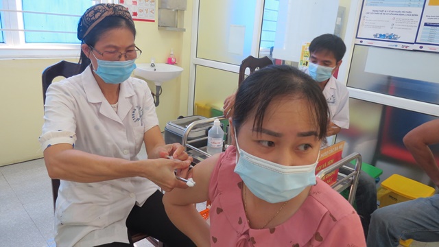 200 y, bác sỹ tỉnh Hòa Bình hỗ trợ huyện Phú Xuyên tăng tốc xét nghiệm, tiêm vaccine Covid-19 - Ảnh 2