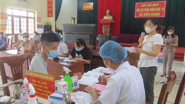 Người dân huyện Thường Tín phấn khởi khi được tiêm vaccine Covid-19 với sự hỗ trợ của cán bộ y tế tỉnh Hưng Yên - Ảnh 1