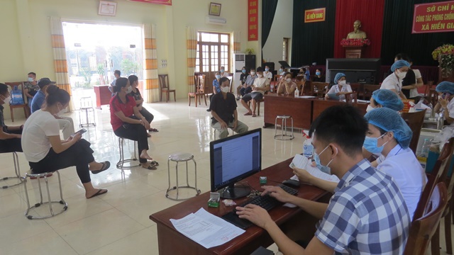 Người dân huyện Thường Tín phấn khởi khi được tiêm vaccine Covid-19 với sự hỗ trợ của cán bộ y tế tỉnh Hưng Yên - Ảnh 3