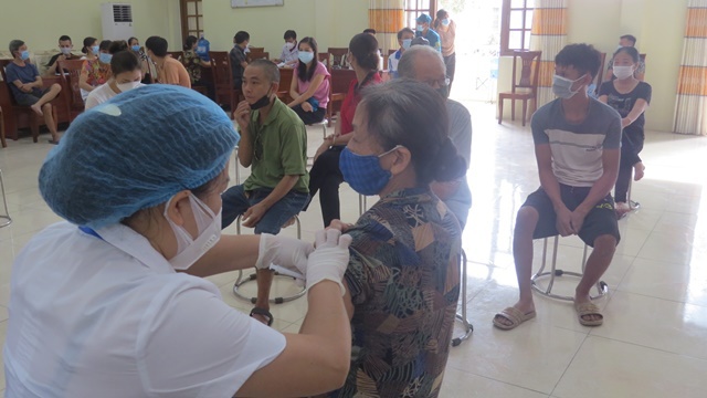 Người dân huyện Thường Tín phấn khởi khi được tiêm vaccine Covid-19 với sự hỗ trợ của cán bộ y tế tỉnh Hưng Yên - Ảnh 2