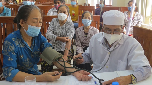 Người dân huyện Thường Tín phấn khởi khi được tiêm vaccine Covid-19 với sự hỗ trợ của cán bộ y tế tỉnh Hưng Yên - Ảnh 4
