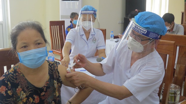 Người dân huyện Thường Tín phấn khởi khi được tiêm vaccine Covid-19 với sự hỗ trợ của cán bộ y tế tỉnh Hưng Yên - Ảnh 5