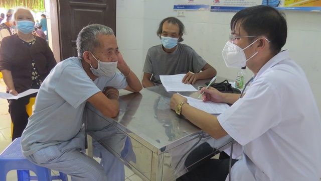 150 y bác sĩ tỉnh Hà Nam không quản ngày đêm hỗ trợ huyện Ứng Hòa tiêm vaccine phòng Covid-19 - Ảnh 1