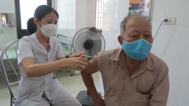 150 y bác sĩ tỉnh Hà Nam không quản ngày đêm hỗ trợ huyện Ứng Hòa tiêm vaccine phòng Covid-19 - Ảnh 2