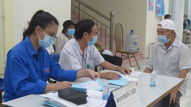Huyện Thường Tín tăng tốc tiêm vaccine Covid-19 ở các địa bàn xa - Ảnh 1