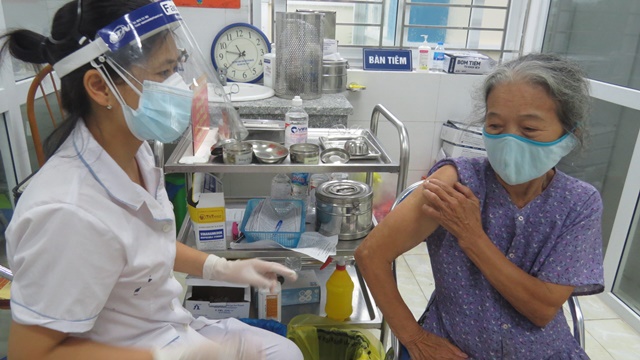 Huyện Thường Tín tăng tốc tiêm vaccine Covid-19 ở các địa bàn xa - Ảnh 2