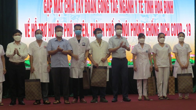 Huyện Phú Xuyên chia tay 200 y bác sĩ tỉnh Hòa Bình hỗ trợ xét nghiệm Covid-19 - Ảnh 2
