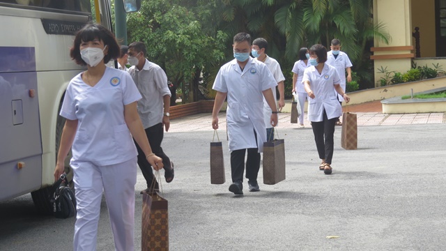 Huyện Phú Xuyên chia tay 200 y bác sĩ tỉnh Hòa Bình hỗ trợ xét nghiệm Covid-19 - Ảnh 4