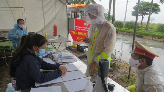 Bữa cơm ấm lòng người dân từ vùng dịch các tỉnh phía Nam khi qua huyện Phú Xuyên - Ảnh 1