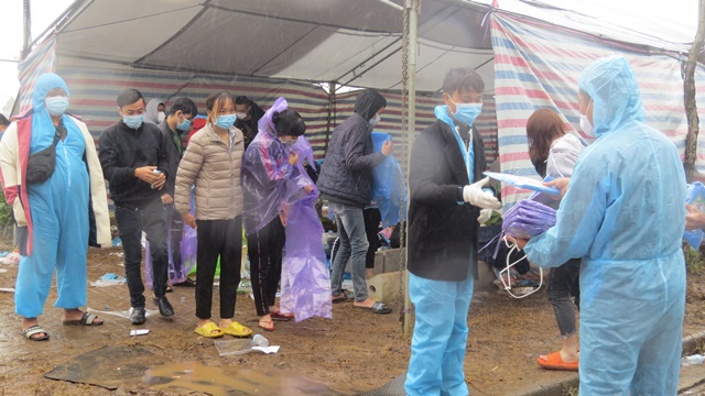 Bữa cơm ấm lòng người dân từ vùng dịch các tỉnh phía Nam khi qua huyện Phú Xuyên - Ảnh 6