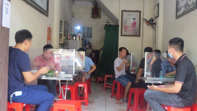Người dân huyện Thường Tín vẫn còn e dè khi ăn sáng tại quán xá - Ảnh 5