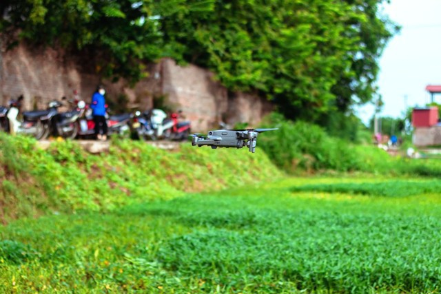 Huyện Mê Linh: Sử dụng flycam giám sát người dân thực hiện giãn cách xã hội - Ảnh 1