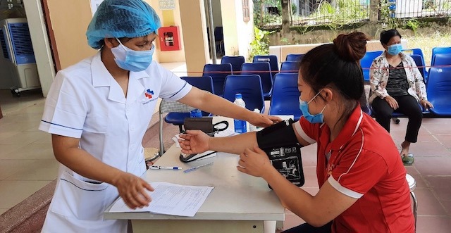 Hơn 600 y bác sĩ tỉnh Vĩnh Phúc hỗ trợ “phổ cập vaccine” cho người dân huyện Mê Linh - Ảnh 3
