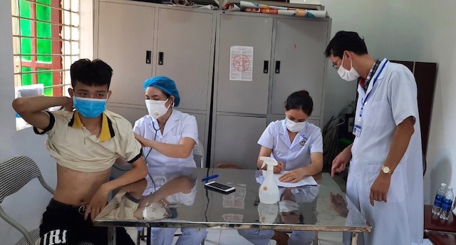 Hơn 600 y bác sĩ tỉnh Vĩnh Phúc hỗ trợ “phổ cập vaccine” cho người dân huyện Mê Linh - Ảnh 4