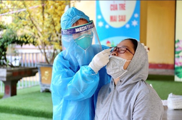 Y bác sĩ, tình nguyện viên Thái Nguyên ngày đêm hỗ trợ huyện Sóc Sơn hoàn thành “chiến dịch kép” - Ảnh 1