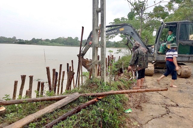 Hà Nội: Đóng hơn 200 cọc tre khắc phục sự cố đê sông Bùi tại huyện Chương Mỹ - Ảnh 1