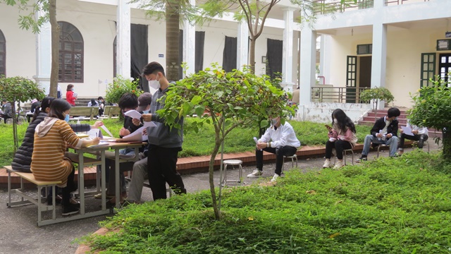 Học sinh huyện Phú Xuyên yên tâm sau khi tiêm vaccine phòng Covid-19 - Ảnh 4