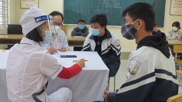 Học sinh huyện Phú Xuyên yên tâm sau khi tiêm vaccine phòng Covid-19 - Ảnh 2